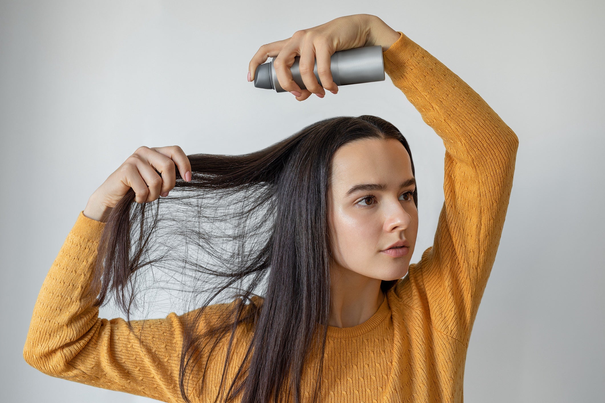 Ist Trockenshampoo schädlich? Führt das tägliche benutzen von Trockenshampoo zu Haarausfall? Was steckt eigentlich drin in dem Spray?